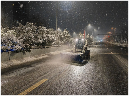 全员出动保畅通 除冰除雪护安全